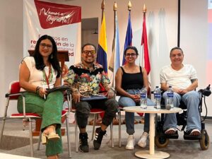 4 personas panelistas del evento Feminismos, discapacidades, diversidades y derechos. Tres mujeres, una de ellas usuaria de silla de ruedas y un hombre.