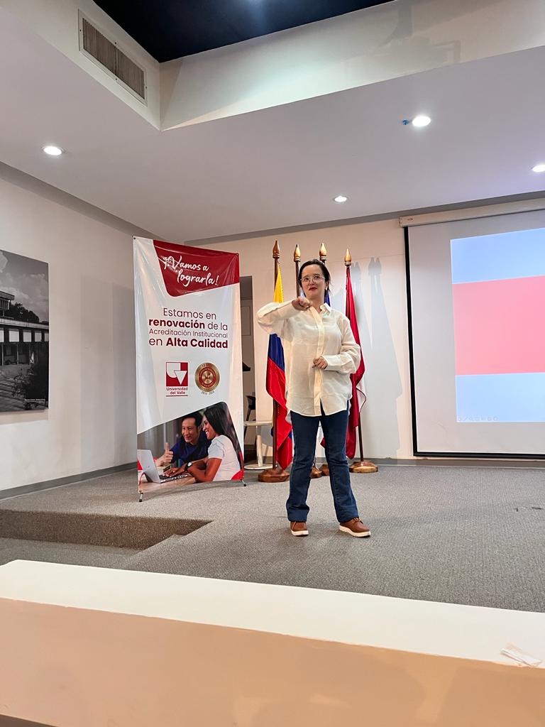 Sabrina Pachón, activista sorda, directora de Polimorfas durante su ponencia en el evento feminismos, discapacidades, diversidades y derechos.