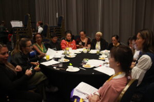 Mujeres alrededor de una mesa redonda dialogando en el marco del Encuentro Nacional PAN1325 – CPEM