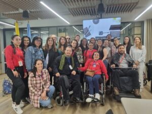 En la foto se muestran 22 pesonas que hicieron parte de la actividad de validación del curso de cuidados y apoyos en la ciudad de Bogotá