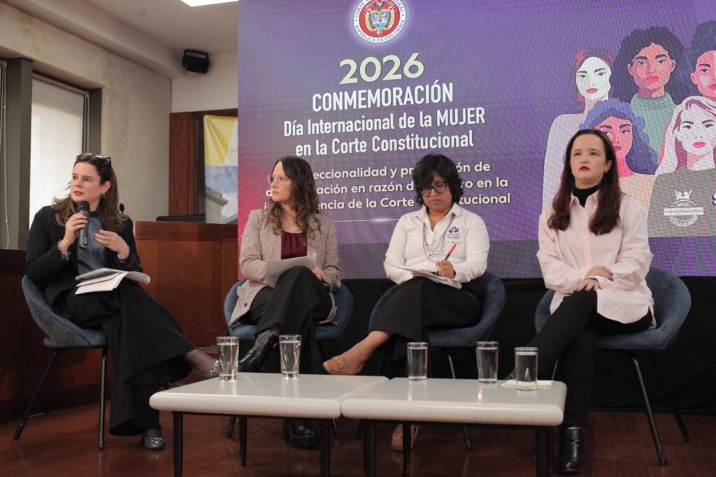 Panel compuesto por 4 mujeres. De izquierda a derecha están: Magistrada de la Corte Constitucional, Valeria Cabrera de PAIIS, la Defensora Delegada para los pueblos étnicos y Sabrina PT de la Corporación Polimorfas.-