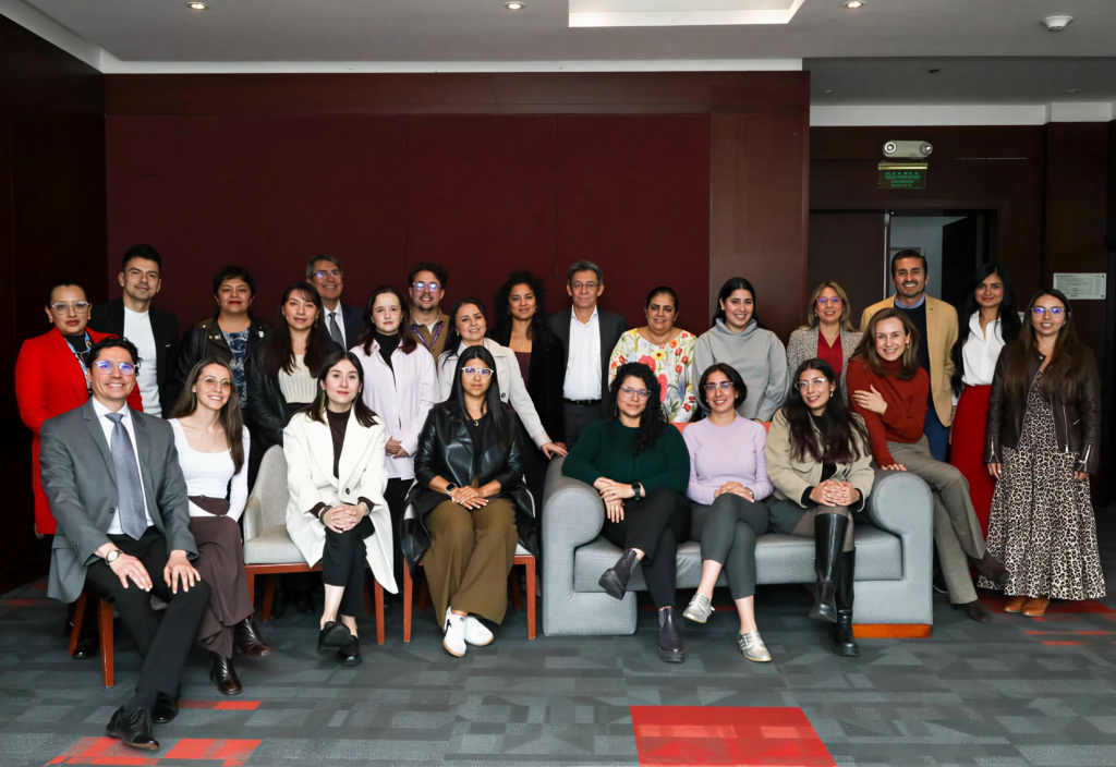En la foto aparecen 26 personas entre representantes de los Ministerios de Salud, Educación y Cultura, y organizaciones de la sociedad civil que participaron del proceso de convocatoria y revisión de la política nacional de derechos sexuales y reproductivos