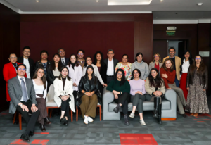 En la foto aparecen 26 personas entre representantes de los Ministerios de Salud, Educación y Cultura, y organizaciones de la sociedad civil que participaron del proceso de convocatoria y revisión de la política nacional de derechos sexuales y reproductivos